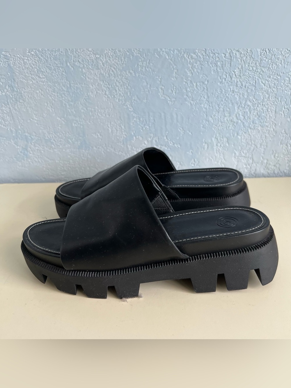Urban Outfitters Black Chunky Lug Sole Slide Sandals Size 6 EU 37